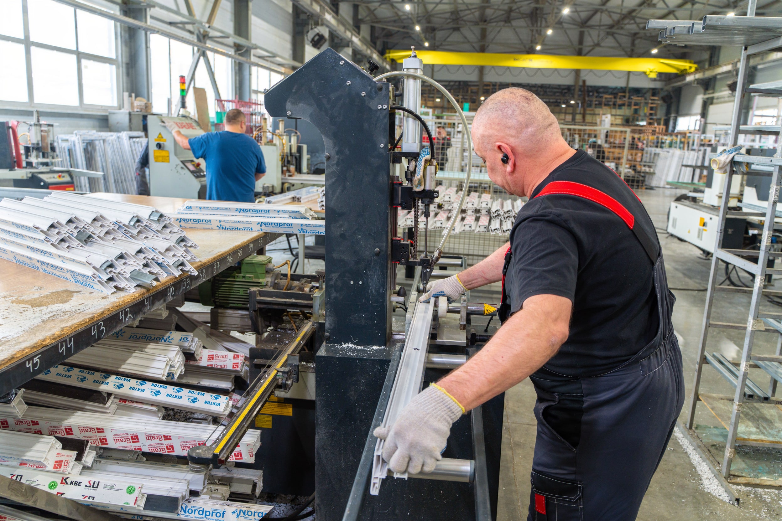 Обработка профиля на производстве